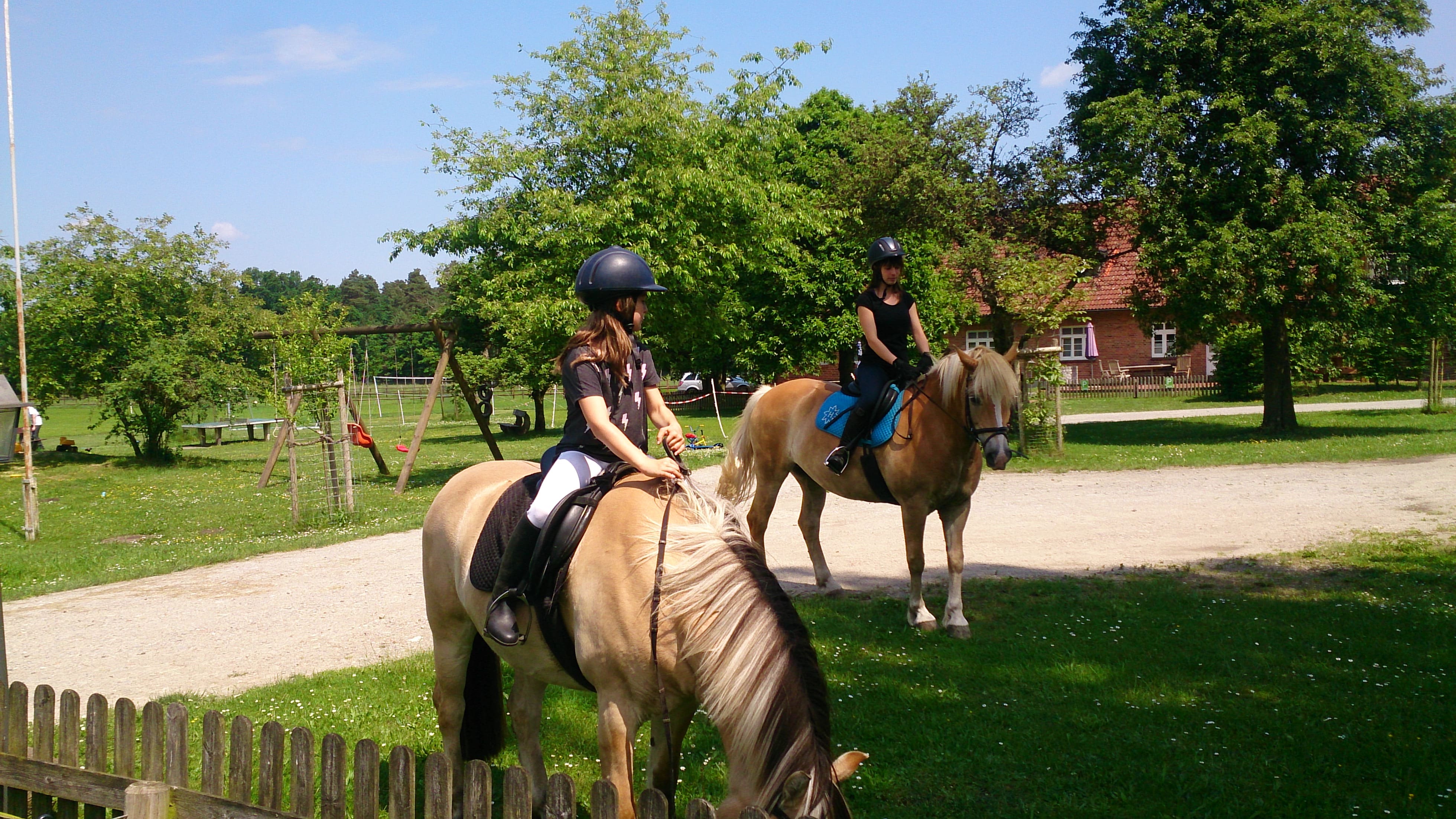 Ponyreiten im Schröderhof