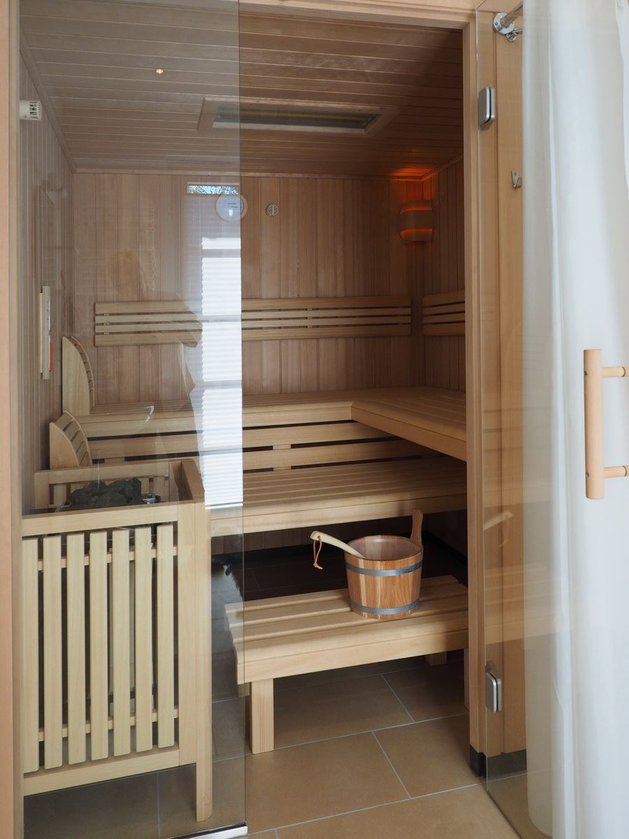 Sauna, Dusche und WC mit Direktzugang zur Saunaterrasse, dem Garten und Relaxraum